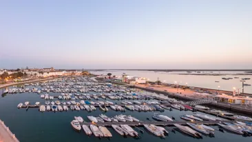 Bootjes in haven bij Faro, Portugal