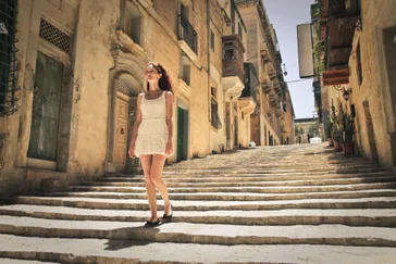 Vrouw op Straat, op trap, Valletta, Malta