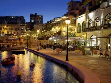 Promenade, boulevard, terrasjes, St Julians, Malta 