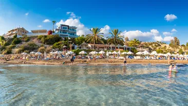 Mensen ontspannen op Coral Bay Beach, een van de beroemdste stranden van Cyprus