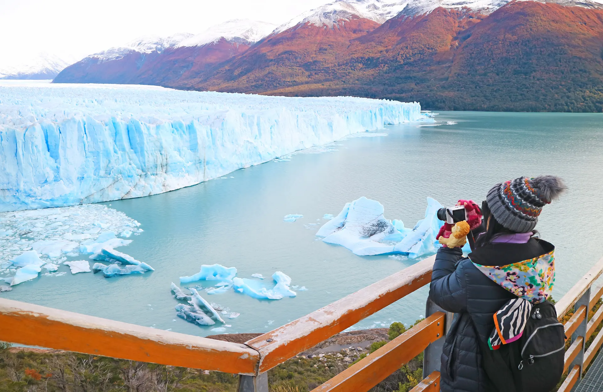 &Olives Argentinie Female Visitor Shooting Photos of Perito Moreno Glacier