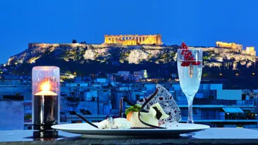 Tafeltje in restaurant met de Acropolis op de achtergrond, Athene, Griekenland