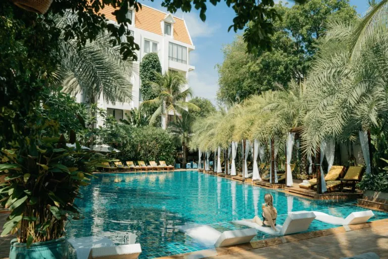 AndOlives-Cambodja-Phnom-Penh-PalaceGate-pool2
