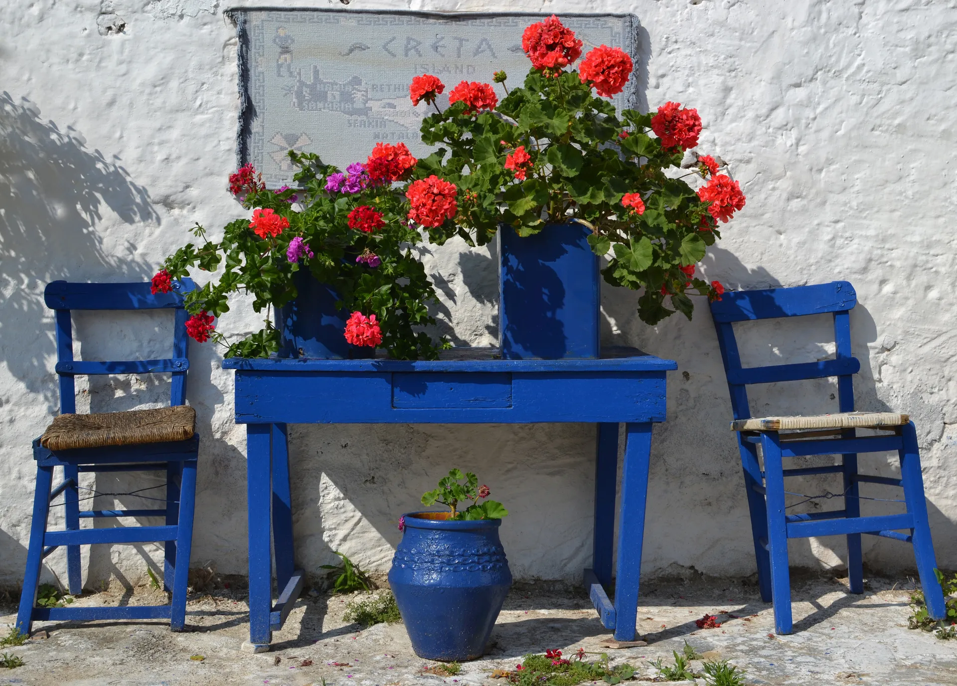 Blauwe tafel met bloemen in Piskopiano op Kreta