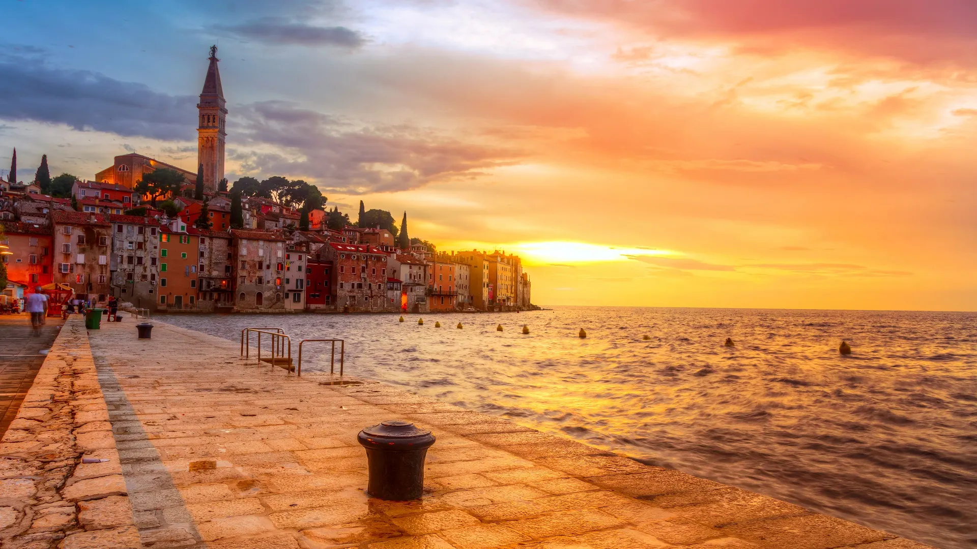 Prachtige zonsondergang op Rovinj in de Adriatische zee kust van Kroatië