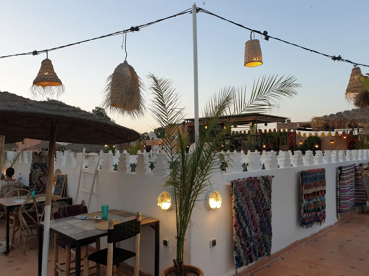 Het terras/restaurant van de conceptstore Max en Jan in Marrakech