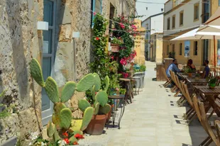 Straatje met terrasjes in Marzamemi - Sicilië