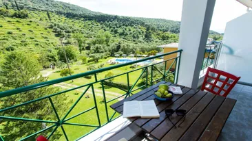 Balkon van studio in Aristidis Garden, Parga, Epirus, Griekenland