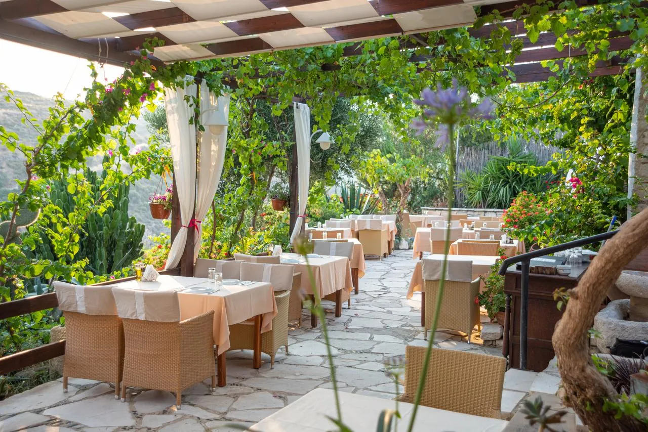 Een mooi terras tussen het groen op Cyprus