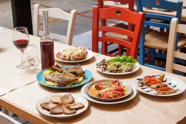 Een tafel vol Grieks eten op Kreta