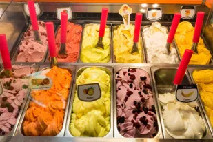 ijsjes in een winkel in taormina-sicilie-italie