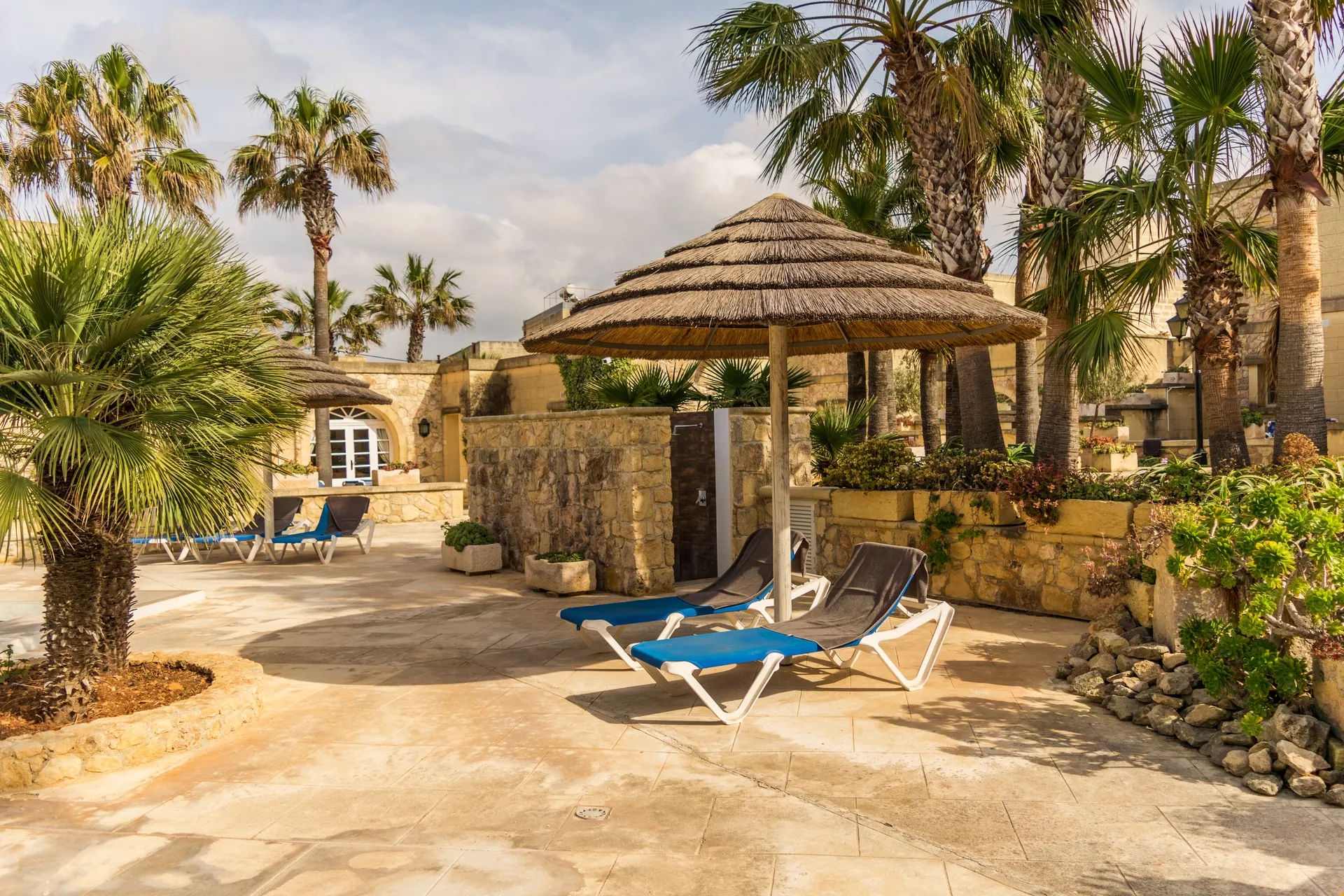 Parasol met ligbedden bij Villagg Tal Fanal, Gharsi, Gozo, Malta