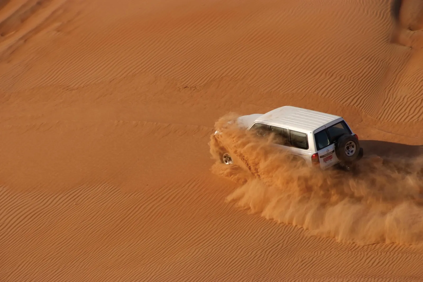 Auto in woestijn Oman
