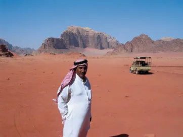 Jordanie Wadi Rum man met auto op achtergrond
