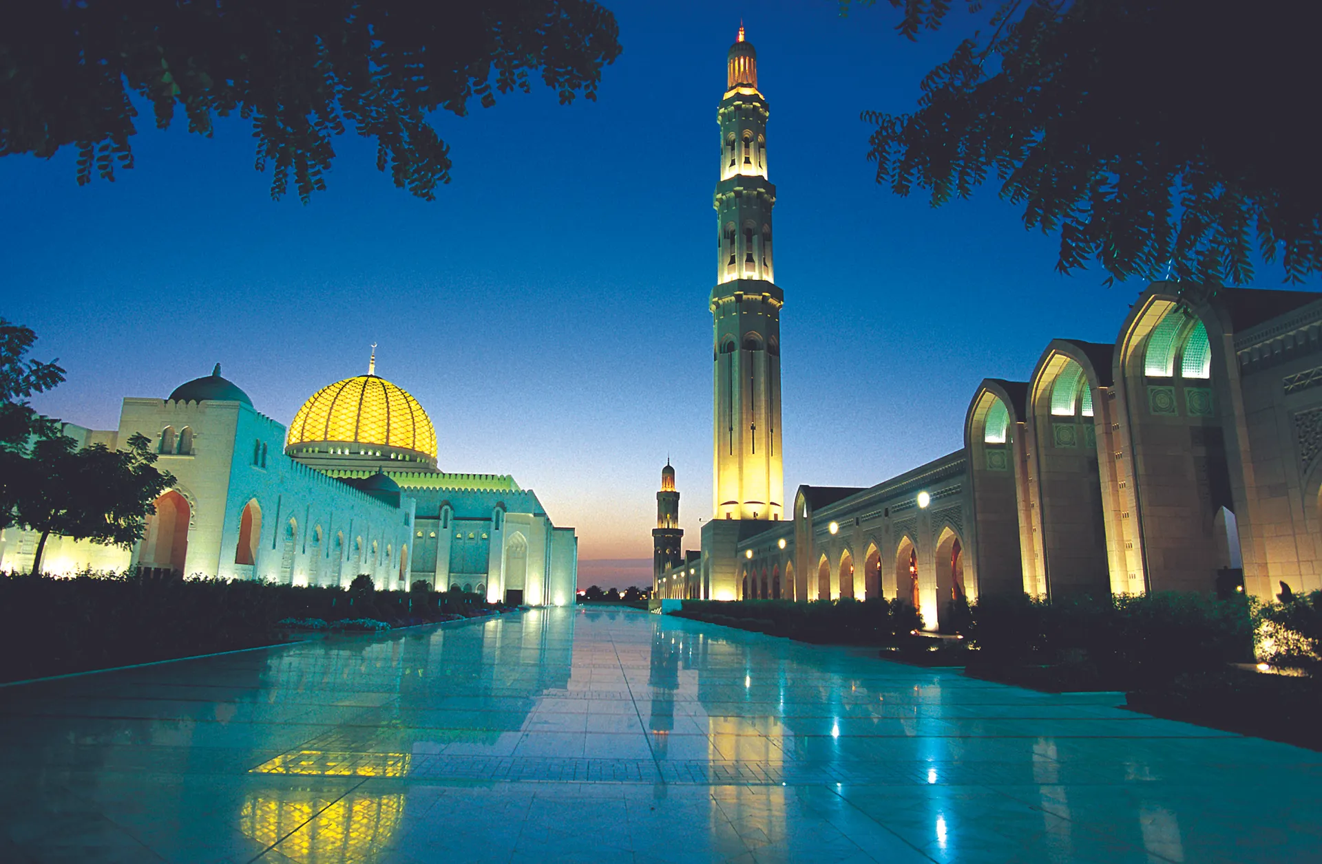 's Avonds verlichte Sultan Qaboos Grand Mosque, Muscat, Oman