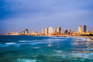 De skyline aan de kust bij Tel Aviv in Israël