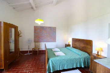 santavittoria - toscane - slaapkamer houten bedden