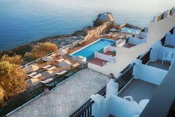 De prachtige ligging aan zee van hotel Cavos Bay op Ikaria