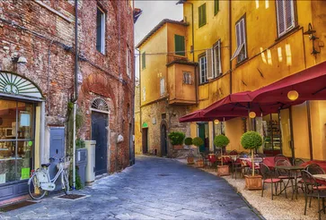 Straatje in Lucca, Toscane