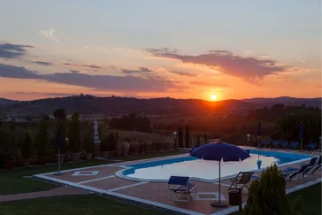 villa giola zwembad bij zonsondergang
