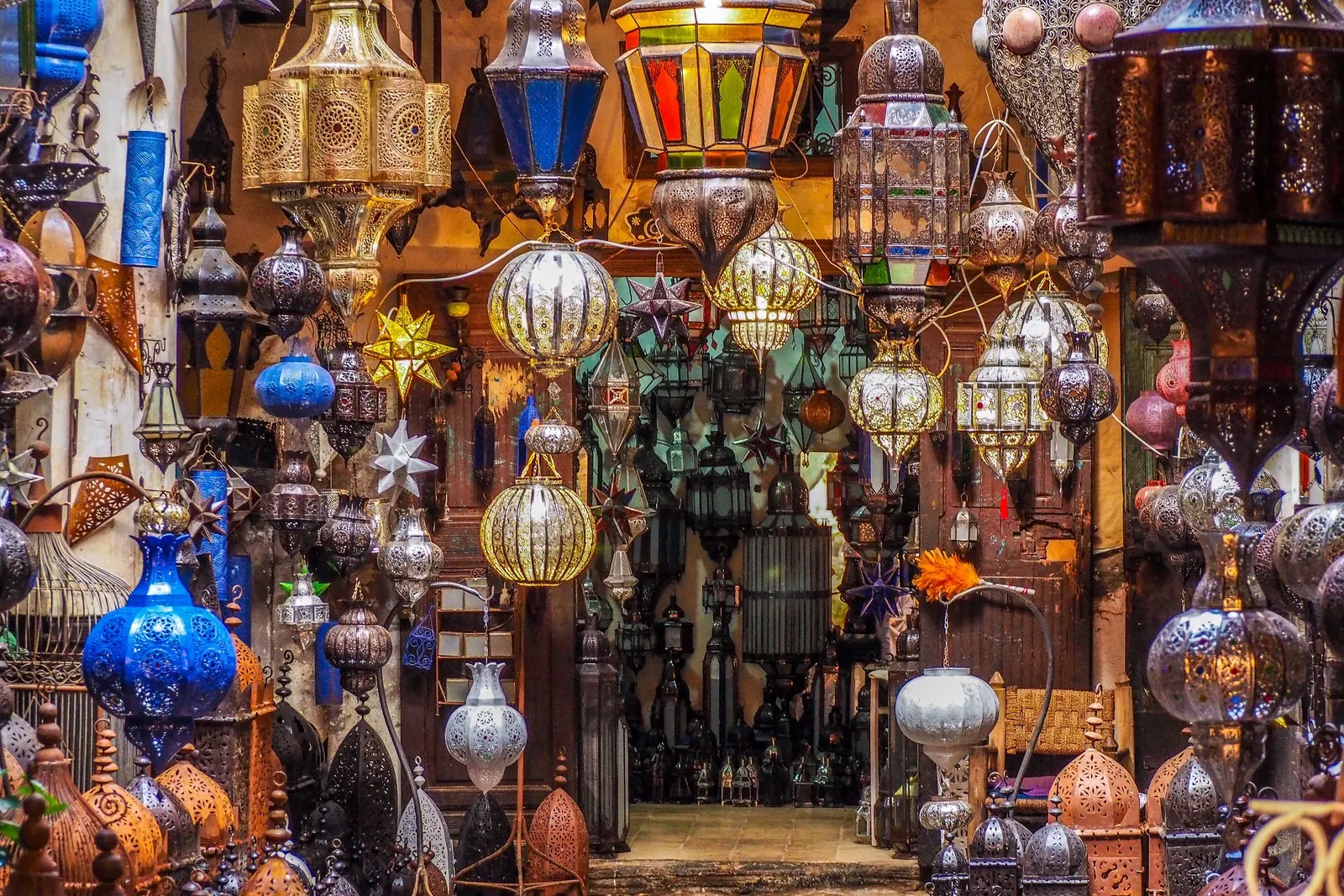 &Olives Morocco Marokkaanse stijl verlichting in een winkel in souks in Medina Marrakech