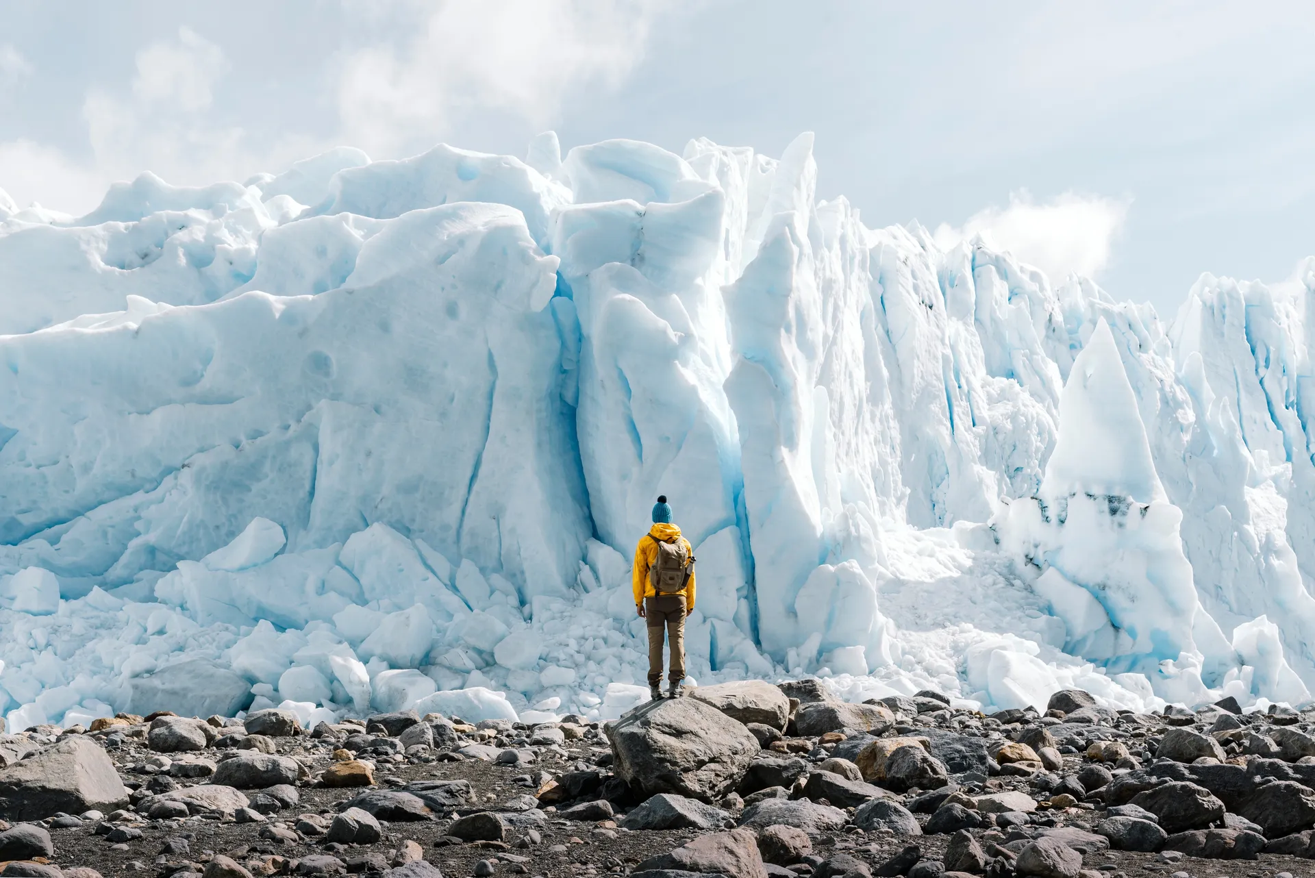 &Olives Argentinie A man posing on the ice formation of the Perito Moreno glacier