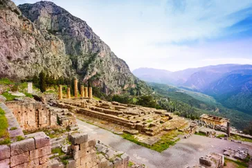 Delphi - Apollo tempel met bergen op de achtergrond, Peloponnesos, Griekenland