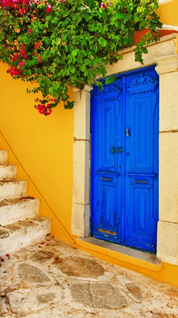 Blauwe deur op het kleurrijke Symi