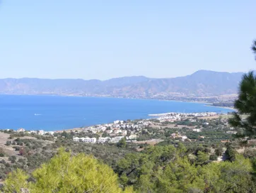 Uitzicht over Coral Bay bij Paphos