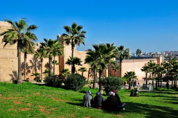 Msenen op grasveld voor Kasbah Oudaya, Rabat, Marokko