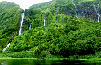 De prachtige watervallen van Flores Island.