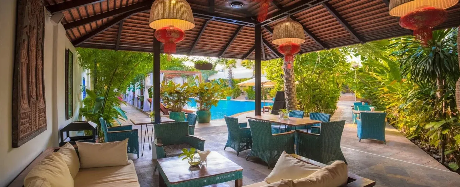 AndOlives-Cambodja-Phnom-Penh-PalaceGate-pool