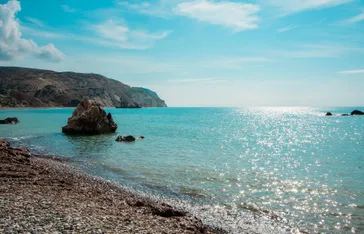 Cyprus blauwe zee met rots en kiezelstrand