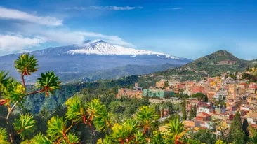 uitzicht op etna en taormina - sicilie - italie