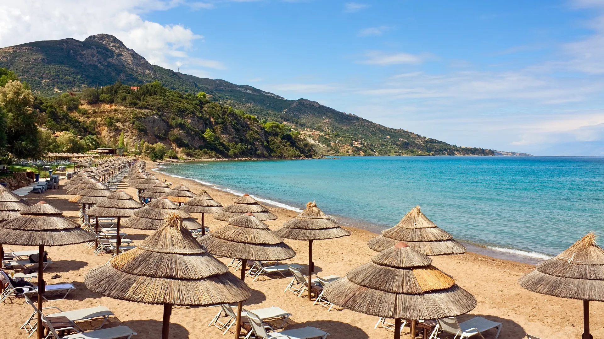 Strand met parasols op Zakynthos