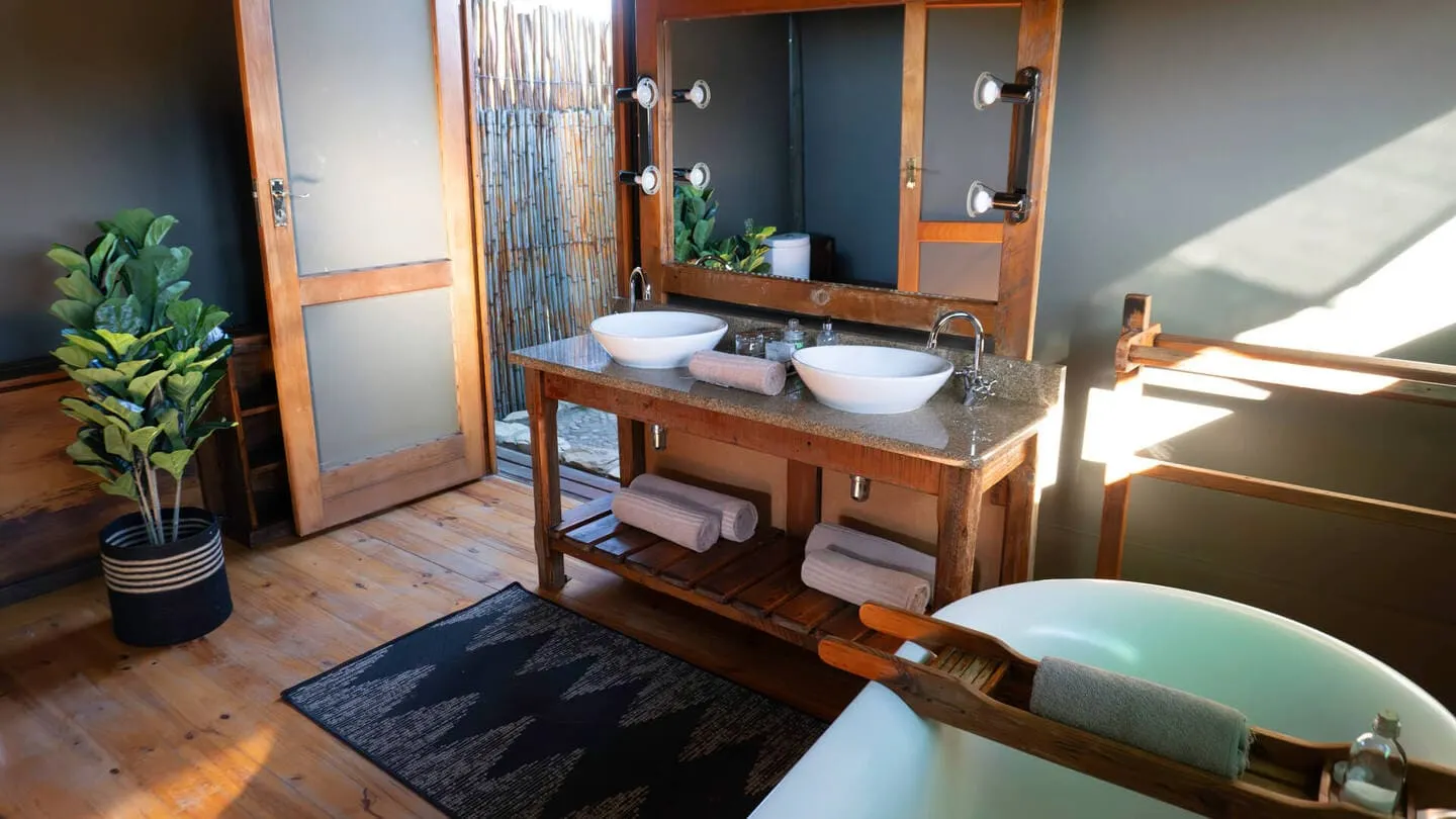 &Olives Travel-Zuid-Afrika-Oudtshoorn-Buffelsdrift game lodge-Luxury tent-bathroom