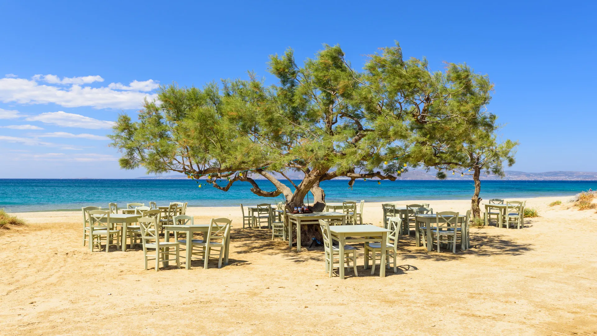 Terras van Griekse taverne op Plaka beach, Naxos, Griekenland