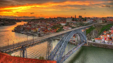 De brug over de rivier in Porto, Portugal