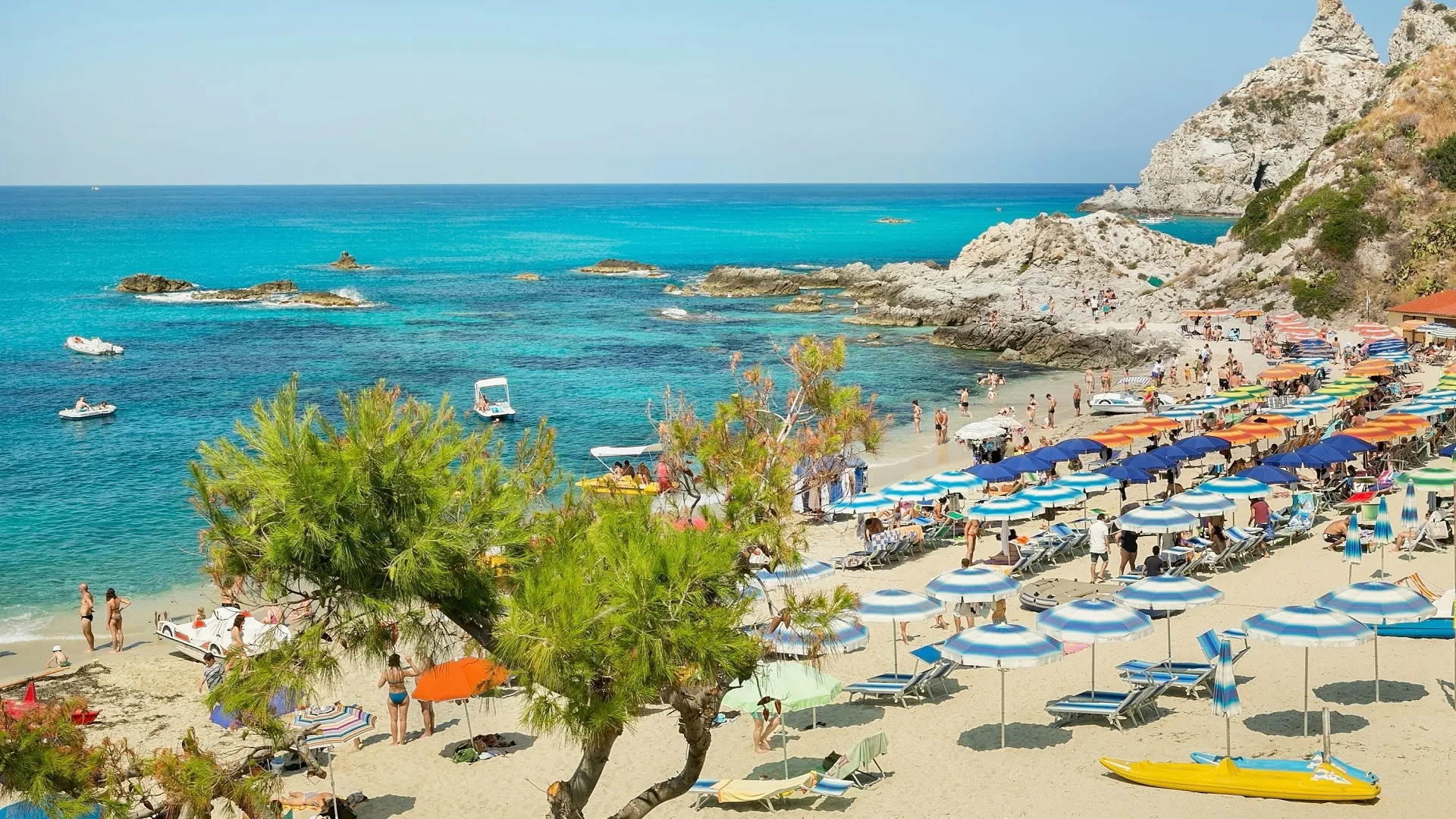 Kust vlakbij de regio Capo Vaticano, Calabrië