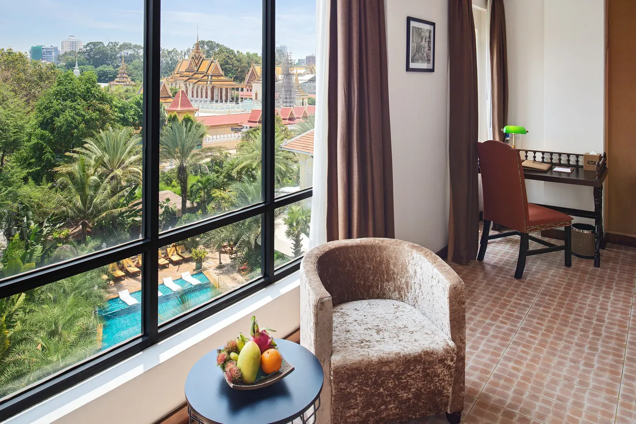 AndOlives-Cambodja-Phnom-Penh-PalaceGate-Room2