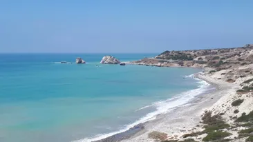 Aphrodite's Rock, mooie blauwe zee, heuvels, Cyprus, westkust overig