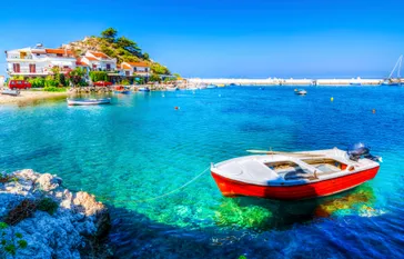 Kokkari strand met helderblauw water en een baaitje met bootjes