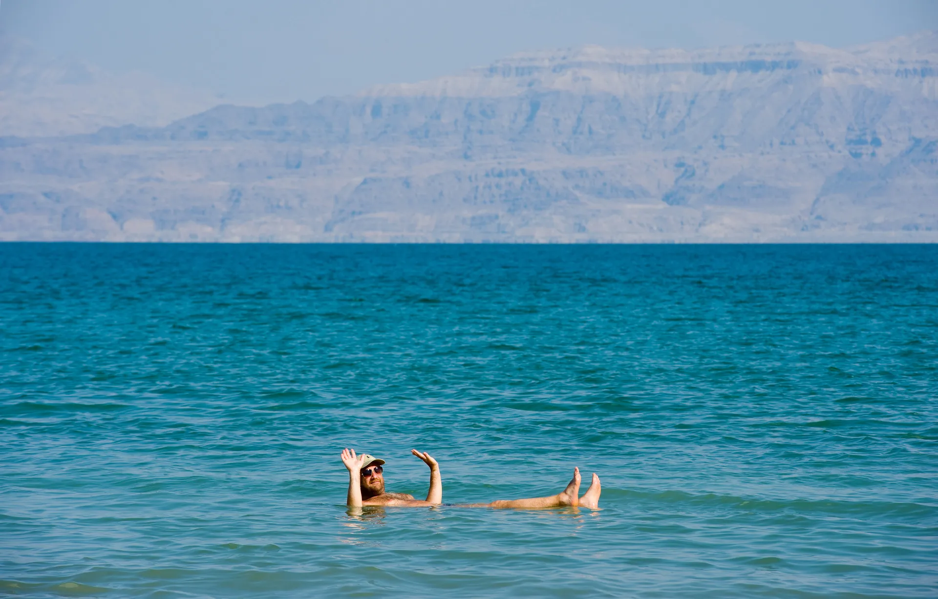 Een man drijft in de Dode Zee bij Israël