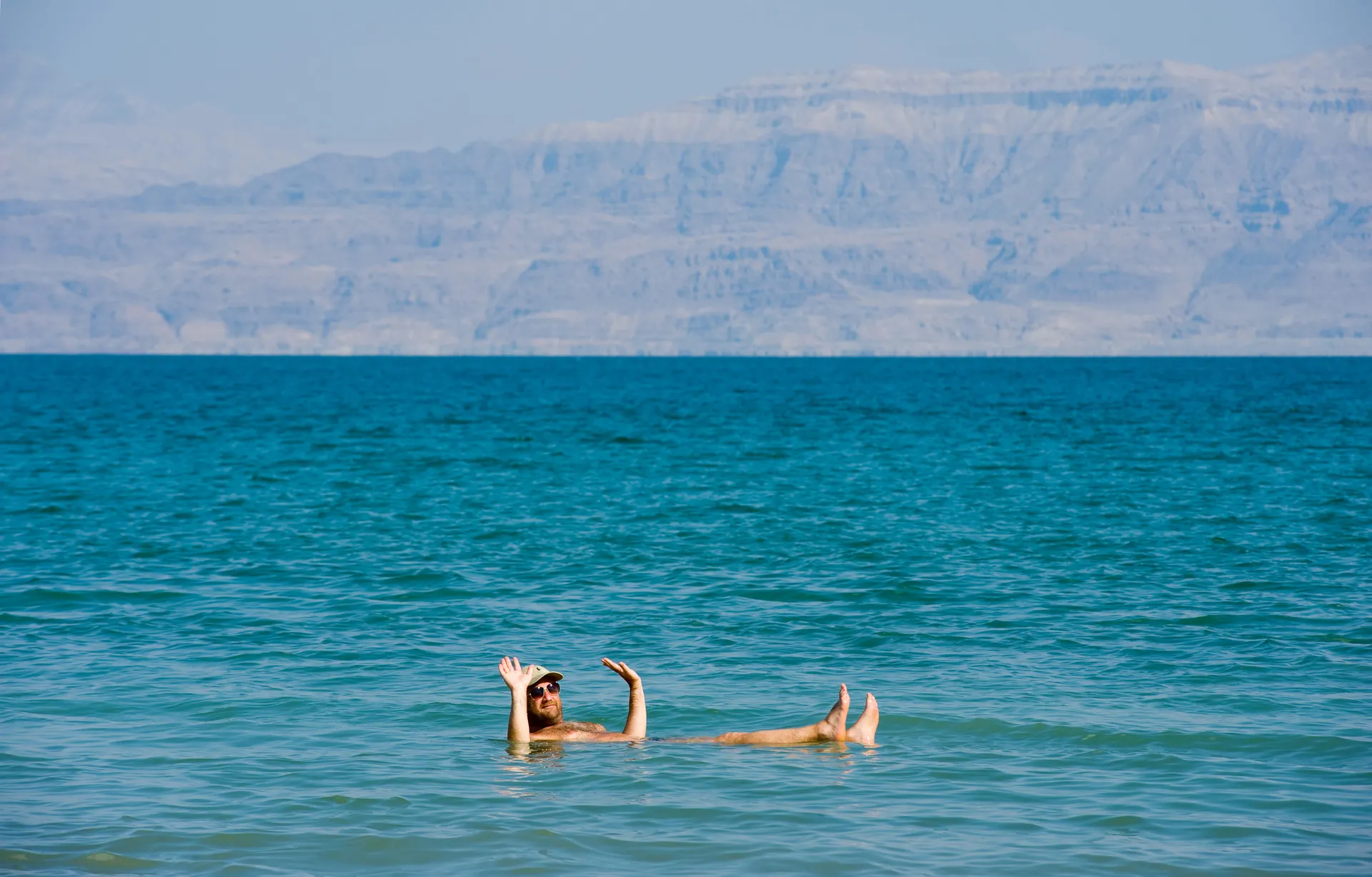 Een man drijft in de Dode Zee bij Israël