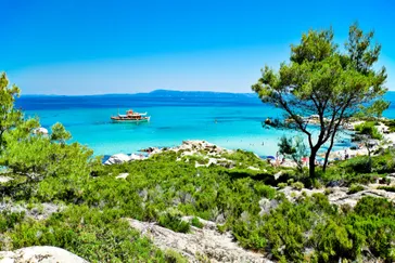 Een panorama van Portokali (Orange) Beach in Sithonia, Halkidiki, Griekenland 