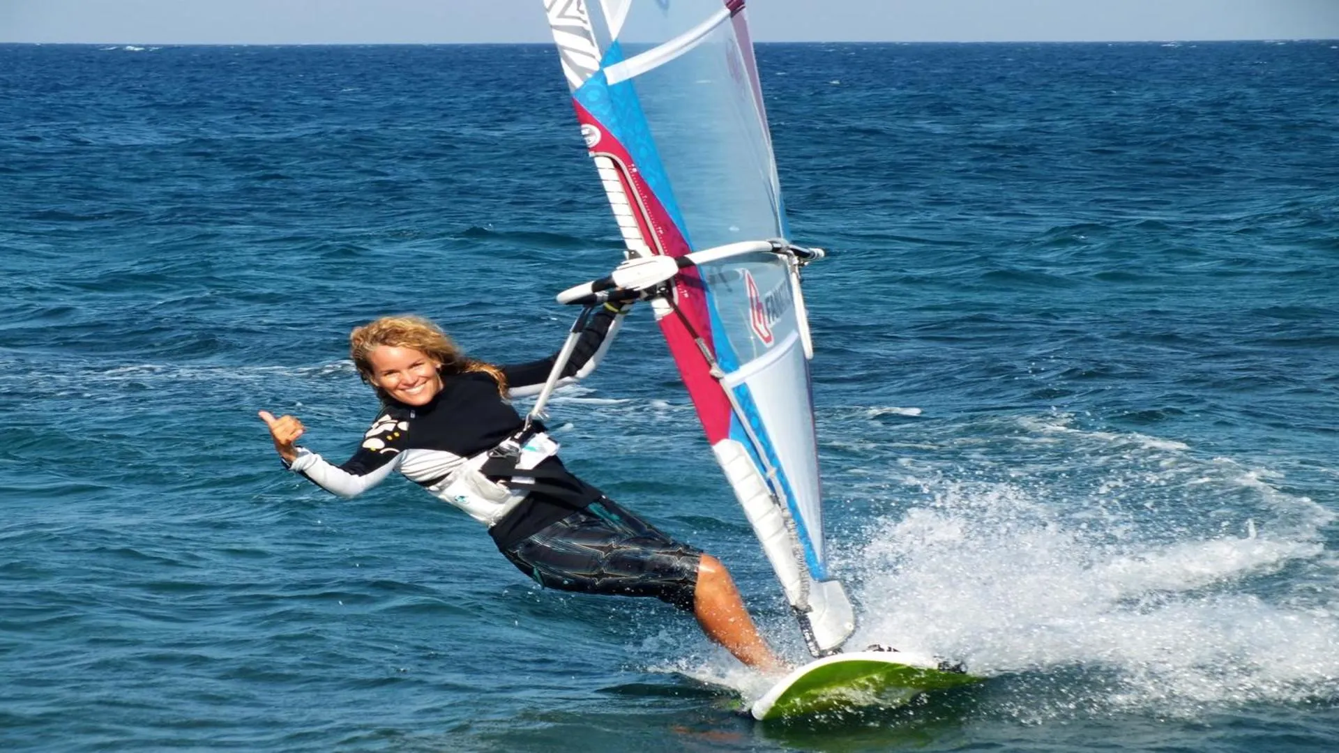 Surfen bij het strand van Ixia, Rhodos, Griekenland