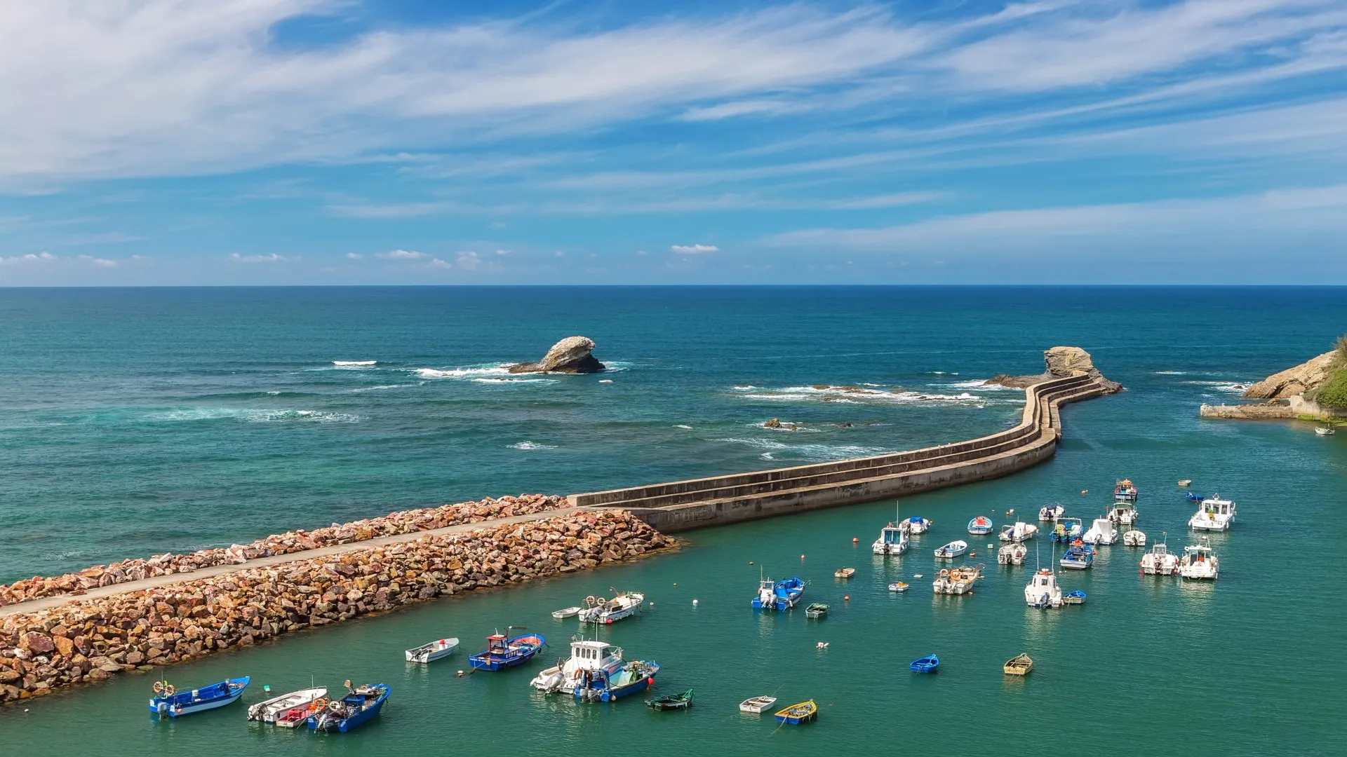 Haven aan zee met vissersboten van het vissersplaatsje Vila Nova Milfontes, Alentejo, Portugal