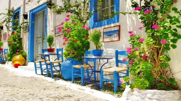 Straatje Kos met kleurrijke stoeltjes, potten en bloemen, Kos, Griekenland