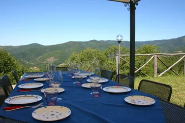Borgo Antico - gedekte tafel met uitzicht op de omgeving