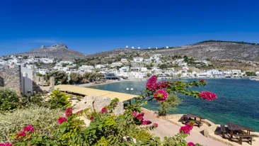 Panteli village met bloemen op de voorgrond, Leros, Griekenland